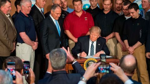 Donald Trump (c) firma la Orden Ejecutiva de Independencia Energética en la Agencia de Protección Ambiental (EPA).
