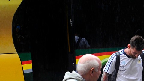 Un cabizbajo Messi bajó del autobús que trasladó a la selección de Argentina en Bolivia.