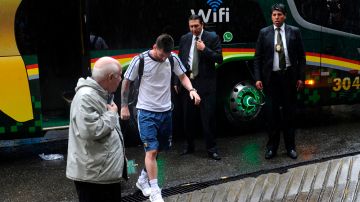 Un cabizbajo Messi bajó del autobús que trasladó a la selección de Argentina en Bolivia.