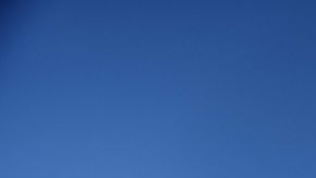 Indígenas del grupo étnico Tohono O'odham bailan y cantan para protestar contra un nuevo muro en la frontera entre México y EEUU. El muro pasaría por las tierras indígenas de Altar, en Sonora, La frontera con Arizona, el norte de México.
Foto: PEDRO PARDO/Getty Images