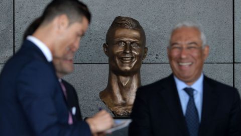 Muchos memes se burlan del busto de Cristiano Ronaldo