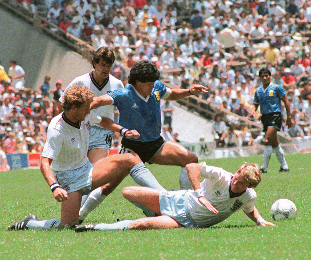Maradona fue las dos caras del fútbol argentino, la magia y la picardía.