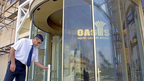 Un guardia de seguridad chequea la entrada de un hotel.