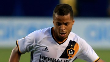 Giovani Dos Santos y Zlatan Ibrahimovic