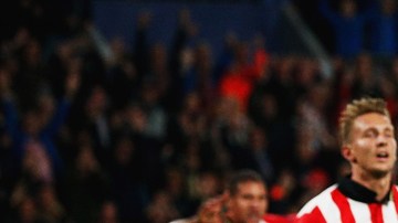 Héctor Moreno ceñebra uno de sus dos goles en el triunfo del PSV Eindhoven