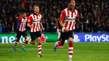 Héctor Moreno ceñebra uno de sus dos goles en el triunfo del PSV Eindhoven