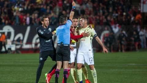 Pablo Aguilar recibe la tarjeta roja.