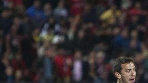 El árbitro Fernando Hernández expulsa a Pablo Aguilar, del América, luego de que éste le tirara un cabezazo. La posterior sanción de parte de la FMF causó un paro de árbitros en la Liga MX.