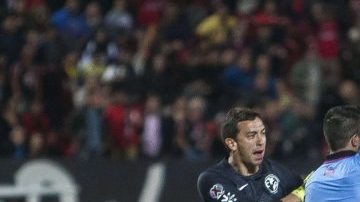 El árbitro Fernando Hernández expulsa a Pablo Aguilar, del América, luego de que éste le tirara un cabezazo. La posterior sanción de parte de la FMF causó un paro de árbitros en la Liga MX.