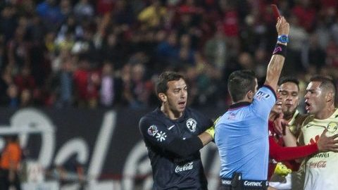 El árbitro Fernando Hernández expulsa a Pablo Aguilar, del América, luego de que éste le tirara un cabezazo. La posterior sanción de parte de la FMF causó un paro de árbitros en la Liga MX.