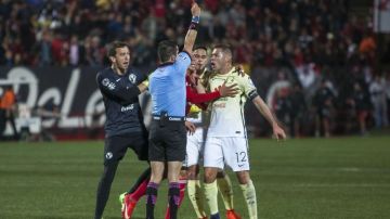 El árbitro Fernando Hernández expulsa a Pablo Aguilar, del América, luego de que éste le tirara un cabezazo. La posterior sanción de parte de la FMF causó un paro de árbitros en la Liga MX.