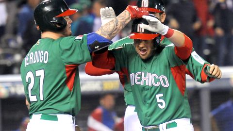 Brandon Laird en festejo, durante el juego de la fase de grupos del Clásico Mundial de Béisbol 2017.