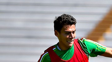 Raúl Jiménez y Héctor Moreno disputan el esférico durante una práctica de la selección mexicana