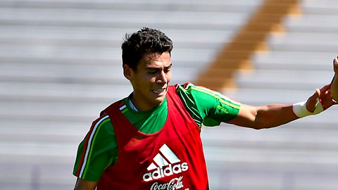 Raúl Jiménez y Héctor Moreno disputan el esférico durante una práctica de la selección mexicana