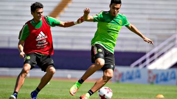 Raúl Jiménez y Héctor Moreno disputan el esférico durante una práctica de la selección mexicana