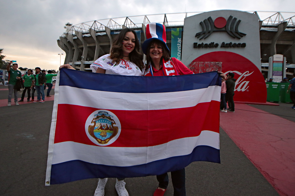 Aficionadas de Costa Rica previo al ingreso al estadio Azteca, el pasado viernes 24 de marzo.