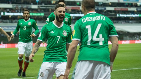Los jugadores de la selección mexicana celebran el gol de "Chicharito" a Costa Rica.