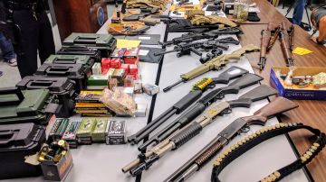 La policía de Los Ángeles de la división Southwest confiscan arsenal de armas y drogas. (Jacqueline García)
