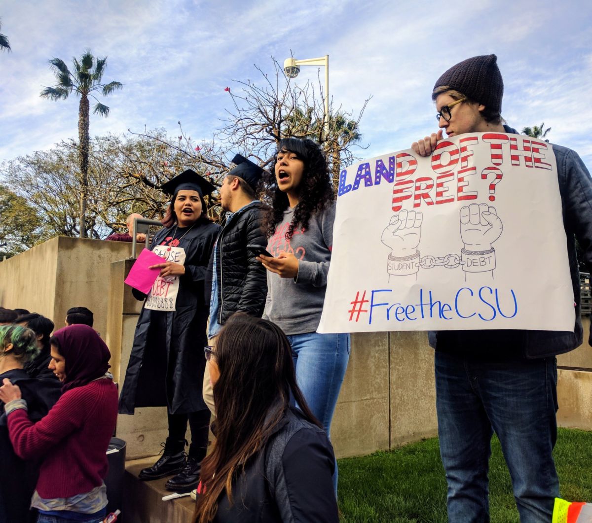 Estudiantes protestaron el alza de la matricula del sistema CSU el miércoles frente a la oficina del canciller.