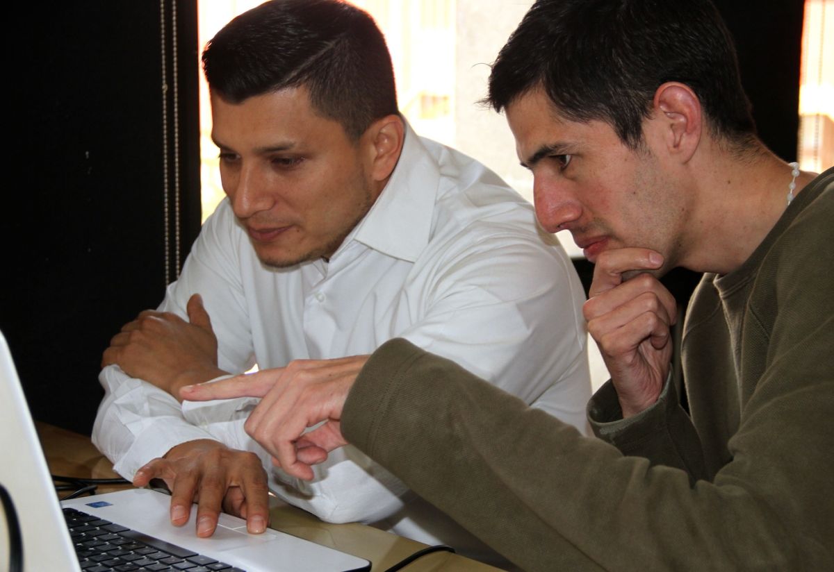 Israel Concha (de camisa blanca) ideó un sistema para localizar y ofrecer trabajo a deportados.
