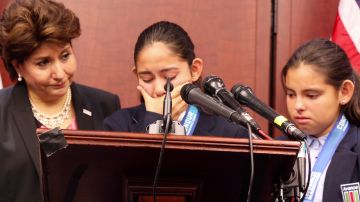 Fátima Avelica, acompañada de su hermana, Yeleni, llora la ausencia de su padre deportado a México.