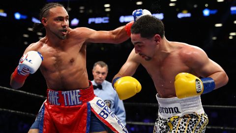 Keith Thurman conecta con la zurda a Danny García, anoche en el Barclay Center.
