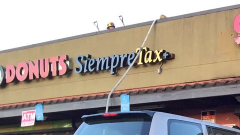 El incendio se reportó a temprana hora del martes. /CBSLA