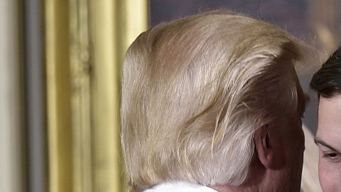 Jared Kushner (der.), el yerno y alto asesor de Trump, está ahora en la mira por supuestos contactos con funcionarios rusos. ANDEL NGAN/AFP/Getty Images