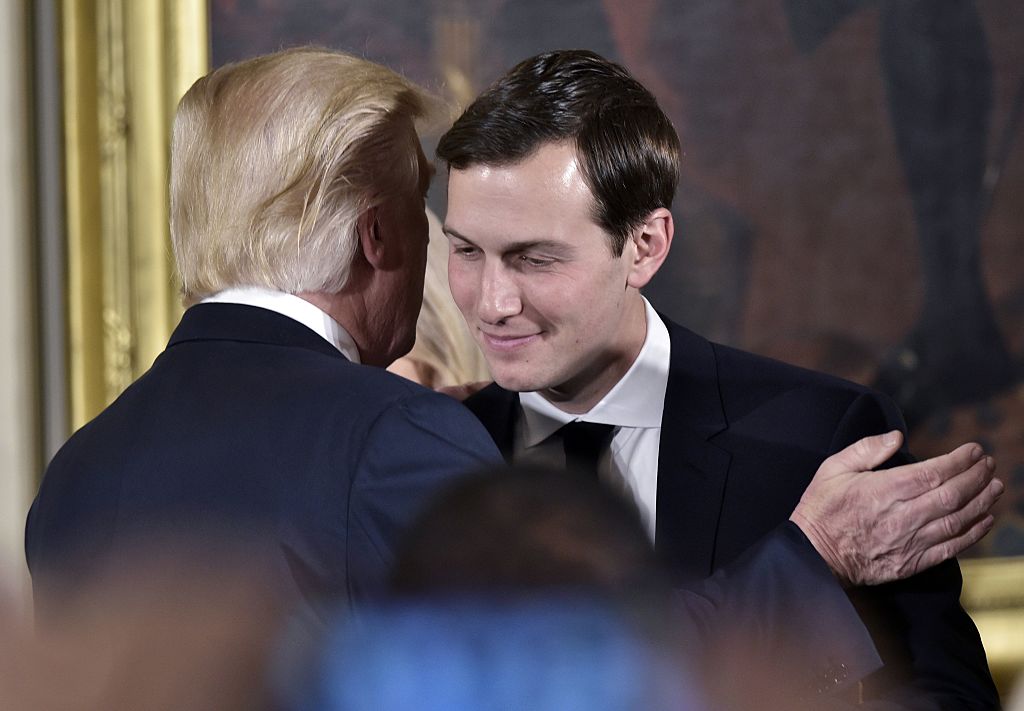Jared Kushner (der.), el yerno y alto asesor de Trump, está ahora en la mira por supuestos contactos con funcionarios rusos. ANDEL NGAN/AFP/Getty Images
