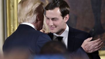 Jared Kushner (der.), el yerno y alto asesor de Trump, está ahora en la mira por supuestos contactos con funcionarios rusos. ANDEL NGAN/AFP/Getty Images
