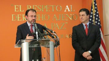 El canciller de México Luis Videgaray (c) y el embajador de México ante la Casa Blanca, Gerónimo Gutiérrez durante una rueda de prensa en Washington.