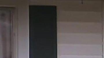 Autoridades en el pórtico donde murió el niño.