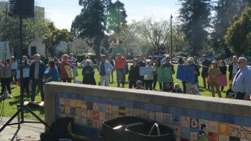 Manifestantes en Berkeley se pronunciaron en apoyo de los indocumentados. (Fernando A. Torres / La Opinión de la Bahía)