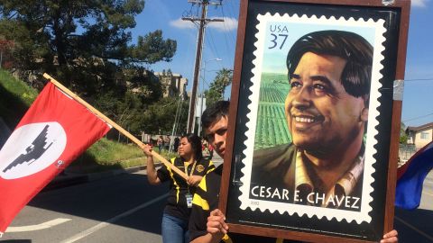 Miles de personas recorrieron ayer las calles del Valle de San Fernando en memoria del líder campesino César Chávez, en una manifestación que aparte de abogar por los derechos laborales también sirvió para mostrar un descontento con las acciones del presidente Donald Trump en contra de los indocumentados. /Francisco Castro