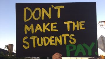 Estudiantes protestan afuera de la secundaria Schurr de Montebello. /CBSLOSANGELES