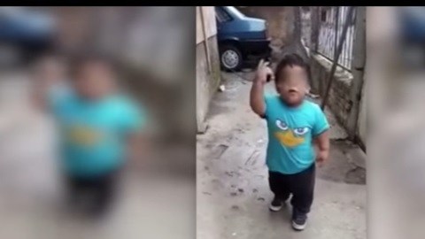Niño boliviano que imita un atraco indigna en redes sociales