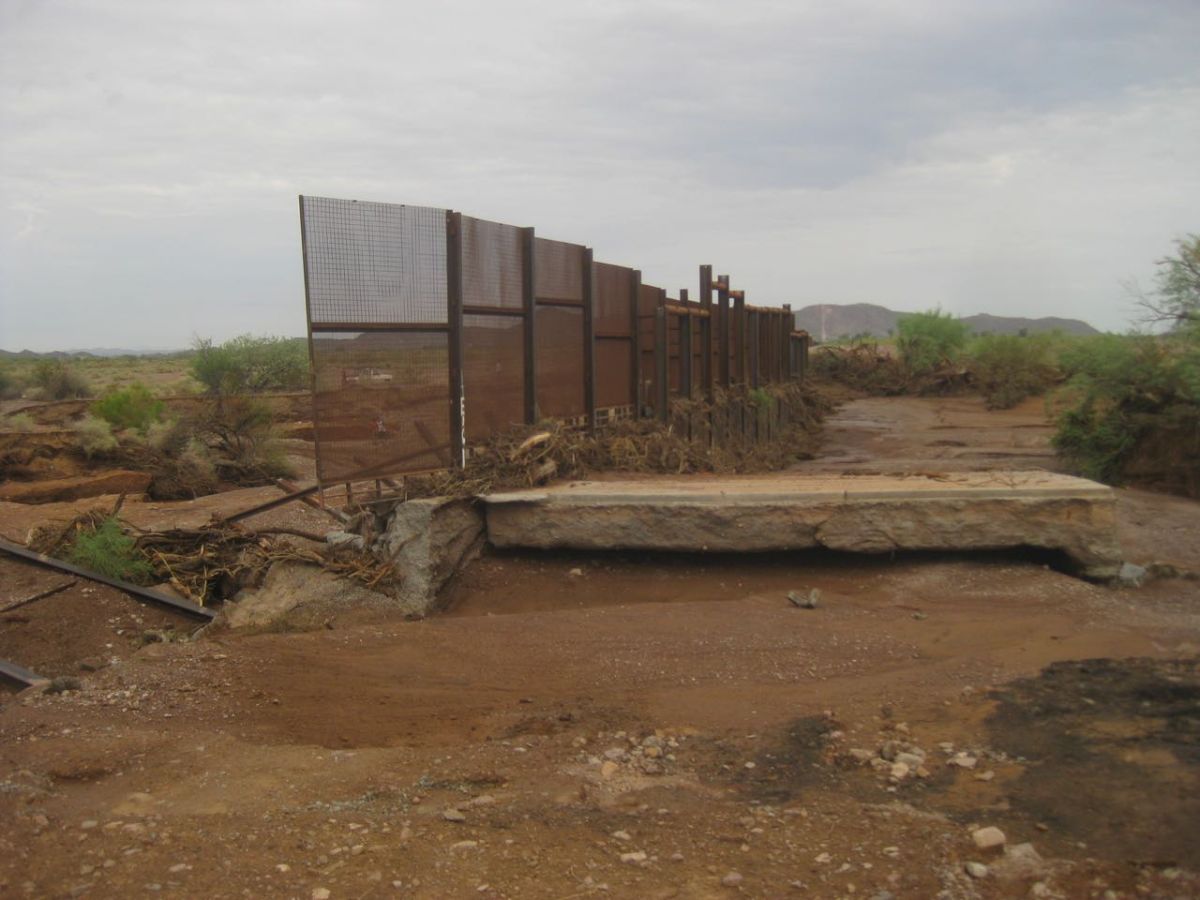 Los devastadores daños causados por el muro existente