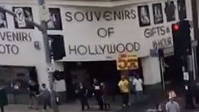 Un cruce peatonal en la esquina del bulevar Hollywood y la avenida Highland, donde se registraba un promedio de 10 accidentes al año. Después de ser implementado, no han habido fatalidades.