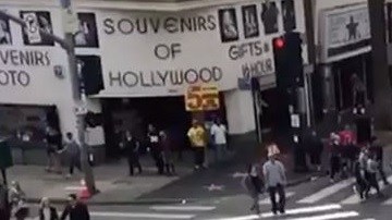 Un cruce peatonal en la esquina del bulevar Hollywood y la avenida Highland, donde se registraba un promedio de 10 accidentes al año. Después de ser implementado, no han habido fatalidades.