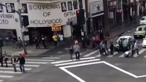 Un cruce peatonal en la esquina del bulevar Hollywood y la avenida Highland, donde se registraba un promedio de 10 accidentes al año. Después de ser implementado, no han habido fatalidades.