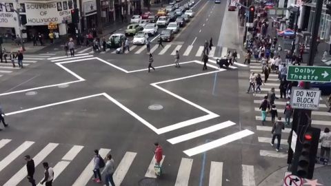 Un cruce peatonal en la esquina del bulevar Hollywood y la avenida Highland, donde se registraba un promedio de 10 accidentes al año. Después de ser implementado, no han habido fatalidades.