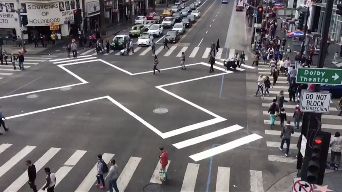 Un cruce peatonal en la esquina del bulevar Hollywood y la avenida Highland, donde se registraba un promedio de 10 accidentes al año. Después de ser implementado, no han habido fatalidades.
