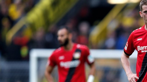 Los jugadores del Leverkusen se lamentan, tras ser vapuleados por el Borussia Dortmund.
