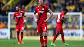 Los jugadores del Leverkusen se lamentan, tras ser vapuleados por el Borussia Dortmund.
