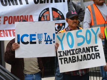 Activistas celebraron este lunes que la ciudad de Pomona no renovó un contrato que tenía con el gobierno federal para albergar a prisioneros federales en su cárcel. /Alejandro Cano, Especial para La Opinión