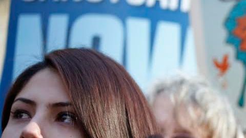 Familiares del detenido Romulo Avelica-González en una manifestación que se realizó en marzo de 2017.