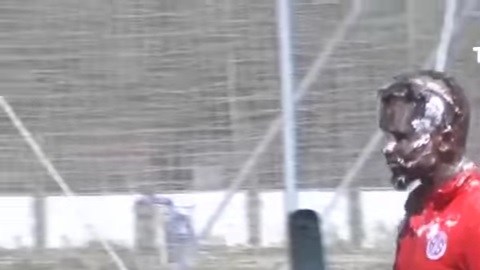 A Samuel Eto'o no le pareció divertido que le embarran de pastel