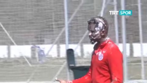 A Samuel Eto'o no le pareció divertido que le embarran de pastel