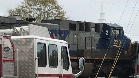 El tren arrastró el autobús unos 300 metros.