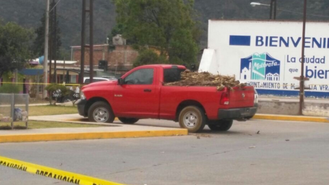 Fueron encontrados en la cajuela de esta camioneta roja en Puebla.